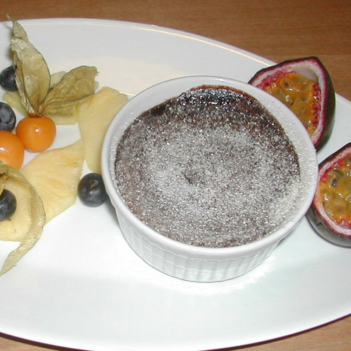 4. ret: Letfrossen chokoladebrûlée med eksotiske frugter