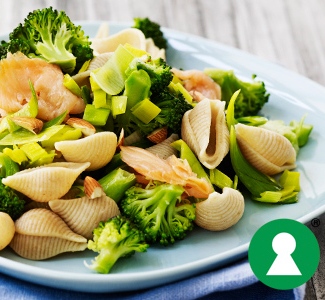 Pasta med broccoli og laks